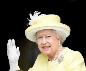 epa10170446 (FILE) - Britain's Elizabeth II waves as she arrives to St Paul's Cathedral ahead of The National Service of Thanksgiving to mark her 90th birthday in London, Britain, 10 June 2016 (reissued 08 September 2022). According to a statement issued by Buckingham Palace on 08 September 2022, Britain's Queen Elizabeth II has died at her Scottish estate, Balmoral Castle, on 08 September 2022. The 96-year-old Queen was the longest-reigning monarch in British history.  EPA/FACUNDO ARRIZABALAGA *** Local Caption *** 52813545