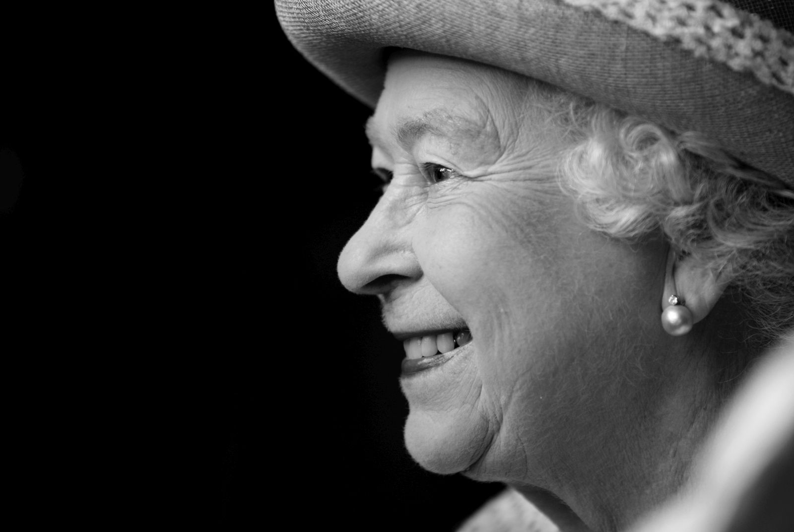 epa10170456 (FILE) - Britain's Queen Elizabeth II smiles during a visit to Kings Lynn Town Hall on the 60th anniversary of her accession to the throne, in Norfolk, Britain, 06 February 2012 (reissued 08 September 2022). According to a statement issued by Buckingham Palace on 08 September 2022, Britain's Queen Elizabeth II has died at her Scottish estate, Balmoral Castle, on 08 September 2022. The 96-year-old Queen was the longest-reigning monarch in British history.  EPA/CHRIS RADBURN UK AND IRELAND OUT SHUTTERSTOCK OUT  EDITORIAL USE ONLY