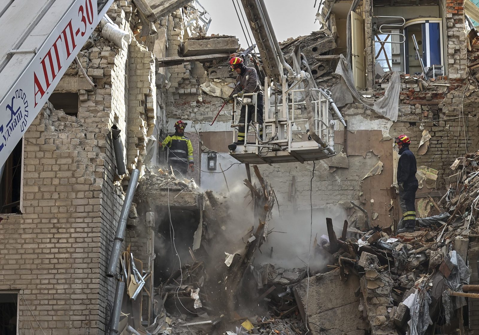 epa10170664 Ukrainian rescuers clear debris after a rocket hit a residential building in Kharkiv, Ukraine, 08 September 2022 amid Russia's military invasion. Kharkiv and surrounding areas have been the target of heavy shelling since February 2022, when Russian troops entered Ukraine starting a conflict that has provoked destruction and a humanitarian crisis.  EPA/SERGEY KOZLOV