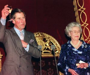 epa10170594 (FILE) - Britain's Prince Charles raises his glass in response to a toast from his mother, Queen Elizabeth II (R) during a reception in his honour on the eve of his 50th birthday at Buckingham Palace in London, Britain, 13 November 1998 (reissued 08 September 2022). According to a statement issued by Buckingham Palace on 08 September 2022, Britain's Queen Elizabeth II has died at her Scottish estate, Balmoral Castle, on 08 September 2022. The 96-year-old Queen was the longest-reigning monarch in British history.  EPA/JOHN STILLWELL / POOL UK AND IRELAND OUT SHUTTERSTOCK OUT *** Local Caption *** 99419691