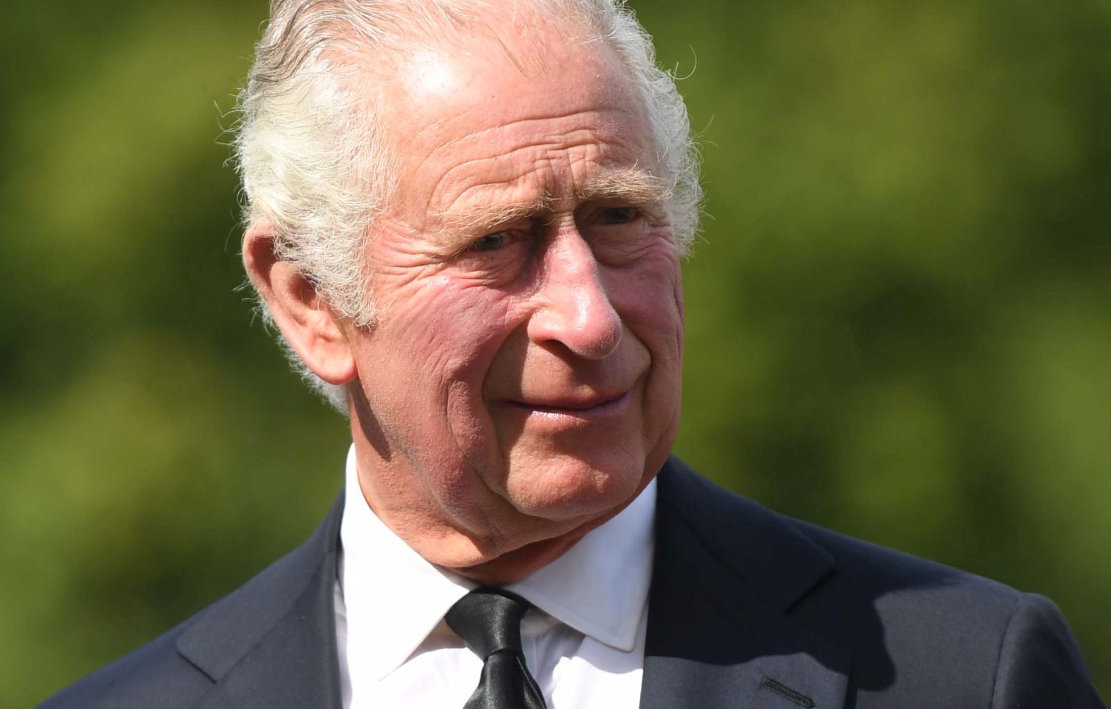 epa10173442 Britain's King Charles III arrives at Buckingham Palace in London, Britain, 09 September 2022. Britain's Queen Elizabeth II died at her Scottish estate, Balmoral Castle, on 08 September 2022. King Charles became King on the death of his mother and will be known as King Charles III.  EPA/NEIL HALL
