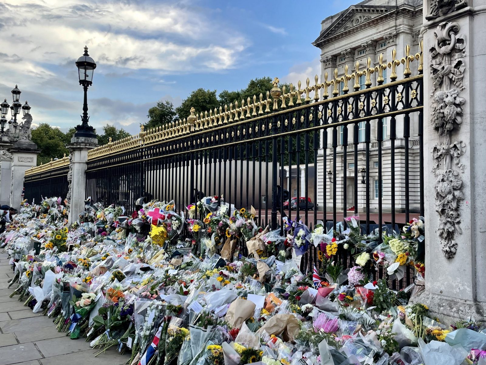 London, 9.9.2022.- Ttisuæe ljudi okupilo se ispred Buckinghamske palaèe u èast preminule britanske kraljice Elizabete II. Na slici cvijeæe uz ogradu Buckingemske palaèe. 
foto HINA/ Viktor Hainski/ ua