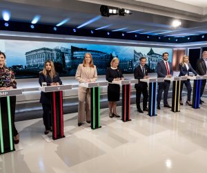 epa10174289 (L-R) Marta Stenevi, Spokesperson of
The Green Party, Nooshi Dadgostar, leader of the Left Party, Annie Loof, leader of the Center Party, Prime Minister Magdalena Andersson, leader of the Social Democratic Party, Ulf Kristersson, leader of the Moderate party, Jimmie Akesson, leader of the 
Sweden Democrats, Ebba Busch, leader of the Christian Democrats and Johan Pehrson, Leader of the Liberal party before a political debate broadcast by Swedish Television SVT from Stockholm, Sweden, 09 September 2022. General elections will be held in Sweden on 11 September 2022.  EPA/CHRISTINE OLSSON  SWEDEN OUT