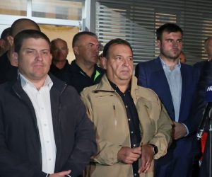 Novska, 10.9.2022.- U eljeznièkoj nesreæi koja se u petak naveèer dogodila kod Novske u mjestu Raiæ zasad se raspolae podacima o tri poginule i 11 ozlijeðenih osoba koje su prevezene u bolnice u Slavonskom Brodu, Pakracu i Novoj Gradiki. Na mjestu nesreæe su ekipe hitne medicinske pomoæi, vatrogasci, policija, pripadnici HGSS-a, djelatnici Hrvatskih eljeznica, naèelnik Stoera civilne zatite Novske i voditelj upanijskog centra 112 Sisak. Na slici Oleg Butkoviæ, Vili Bero, Ivan Celjak, Andrej Plenkoviæ i Davor Boinoviæ. 
foto HINA/ Damir SENÈAR/ ua