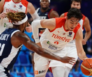 epa10175148 Turkey’s Cedi Osman (R) in action against France’s Andrew Albicy (L) during the FIBA EuroBasket 2022 Round of 16 match between Turkey and France at EuroBasket Arena Berlin, in Berlin, Germany 10 September 2022.  EPA/CLEMENS BILAN