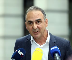 Zagreb, 10.09.2022. - Mario Kapulica, predsjednik Zajednice utemeljitelja HDZ-a "Dr. Franjo Tuđman" dao je izjavu za medije o prosvjedu u vezi ostavke Vlade i prijevremenih izbora ispred zgrade INA-e. Na fotografiji Mario Kapulica. foto HINA/ Lana SLIVAR DOMINIĆ/ ml