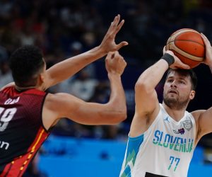 epa10175443 Slovenia’s Luka Doncic (R) in action against Belgium’s Ismael Bako during the FIBA EuroBasket 2022 Round of 16 match between Slovenia and Belgium at EuroBasket Arena Berlin, in Berlin, Germany, 10 September 2022.  EPA/CLEMENS BILAN