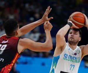 epa10175443 Slovenia’s Luka Doncic (R) in action against Belgium’s Ismael Bako during the FIBA EuroBasket 2022 Round of 16 match between Slovenia and Belgium at EuroBasket Arena Berlin, in Berlin, Germany, 10 September 2022.  EPA/CLEMENS BILAN