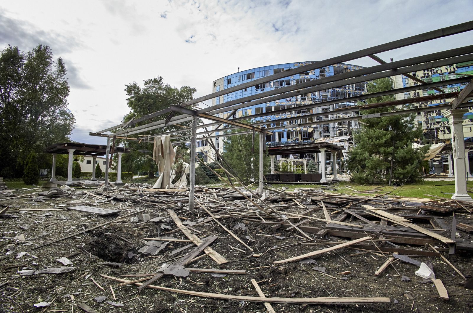 epa10175905 A general view over damaged entertainment complex 'Misto' in Kharkiv, Ukraine, 10 September 2022 amid Russia's military invasion. Kharkiv and surrounding areas have been the target of heavy shelling since February 2022, when Russian troops entered Ukraine starting a conflict that has provoked destruction and a humanitarian crisis.  EPA/SERGEY KOZLOV