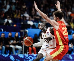 epa10175894 Germany's Dennis Schroeder (L) in action against Montenegro's Igor Drobnjak (R) during the FIBA EuroBasket 2022 round of 16 match between Germany and Montenegro at EuroBasket Arena in Berlin, Germany, 10 September 2022.  EPA/CLEMENS BILAN