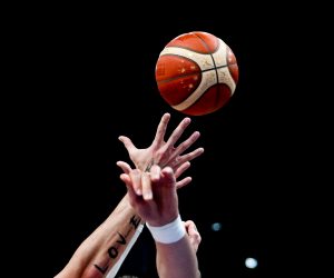 epa10177452 Players try to catch the ball during the FIBA EuroBasket 2022 round of 16 match between Poland and Ukraine at EuroBasket Arena in Berlin, Germany, 11 September 2022.  EPA/FILIP SINGER