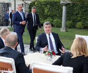 Ljubljana, 11.09.2022. - Dolasci izaslanstava summita inicijative Brdo-Brijuni u Vilu Podrožnik. Na fotografiji predsjednik Republike Hrvatske Zoran Milanović, predsjednik Republike Slovenije Borut Pahor. foto HINA/ STA/ Daniel Novakovic/ ml