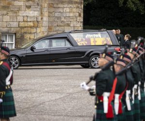 epa10178475 A handout photo made available by the British Army showing HM Queen Elizabeth II coffin, arriving at the Palace of Holyrood, in Edinburgh, Scotland, Britain, 11 September 2022. The arrival of the hearse carrying Queen Elizabeth II marks the first stage of the journey from Balmoral to London. It will remain in Holyroodhouse overnight. Britain's Queen Elizabeth II died at her Scottish estate on 08 September 2022.  EPA/Corporal Nathan GM Tanuku, RLC / British Army / HADNOUT  HANDOUT EDITORIAL USE ONLY/NO SALES