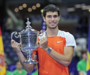 epa10179090 Carlos Alcaraz of Spain celebrates with the championship trophy after defeating Casper Ruud of Norway during the men's final match at the US Open Tennis Championships at the USTA National Tennis Center in Flushing Meadows, New York, USA, 11 September 2022. The US Open runs from 29 August through 11 September.  EPA/JUSTIN LANE