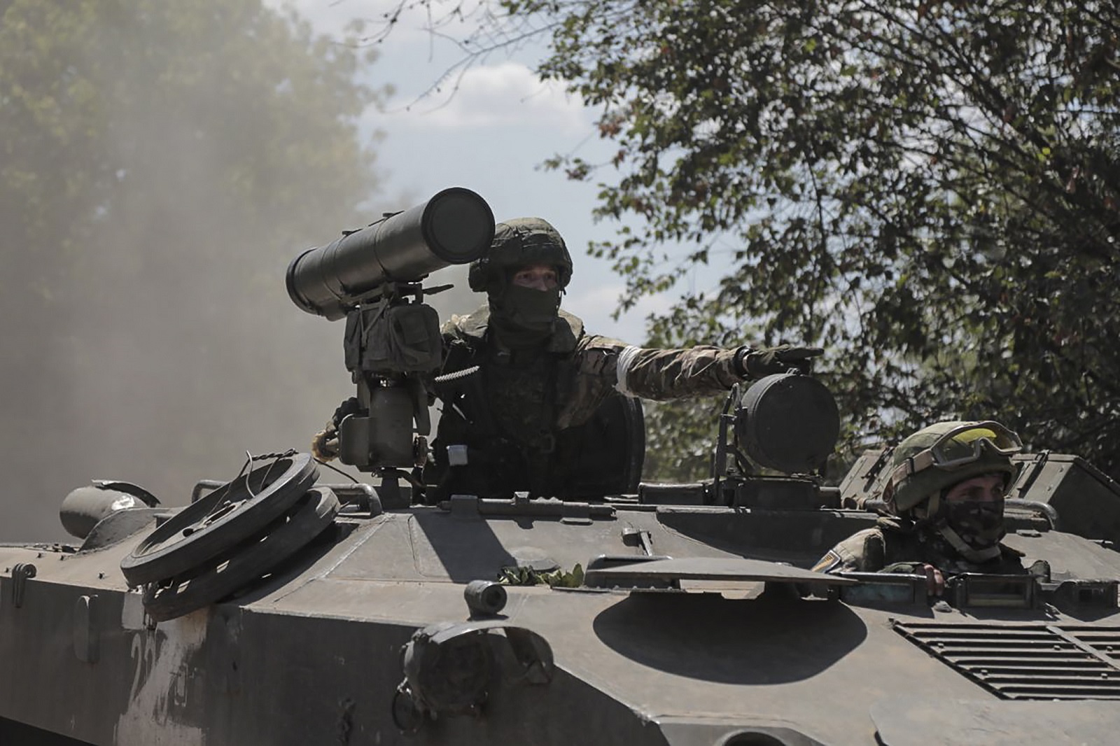 epa10179396 A handout photo made available by the Russian Defence Ministry press-service on 12 September 2022 shows Russian servicemen driving an armoured personnel carrier (APC) at an undisclosed location in the Kherson region, Ukraine. On 24 February 2022 Russian troops entered the Ukrainian territory in what the Russian president declared a 'Special Military Operation', starting an armed conflict that has provoked destruction and a humanitarian crisis.  EPA/RUSSIAN DEFENCE MINISTRY PRESS SERVICE HANDOUT --  BEST QUALITY AVAILABLE -- MANDATORY CREDIT -- HANDOUT EDITORIAL USE ONLY/NO SALES