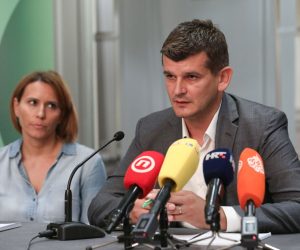 Zagreb, 12.09.2022. - Konferencija za medije ENNA Transport povodom izjava Nenada Mrgana predsjednika Sindikata strojovođa Hrvatske. Na fotografiji Dorotea Lazanin Jelenc, Petar Glavaš.
foto HINA/ Admir BULJUBAŠIĆ/ abu