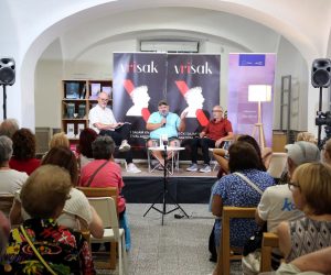 Rijeka, 12.09.2022. - Na 15. salonu knjiga i festivalu autora vRisak, u prostoru Muzeja moderne i suvremene umjetnosti, u Art kompleksu Benčić svoj roman "Kino sloga " predstavio je Ivica Prtenjača. Uz autora roman su predstavili i Vlado Simcich Vava i Zoran Žmirić. 
foto HINA/ Miljenko KLEPAC/ ml