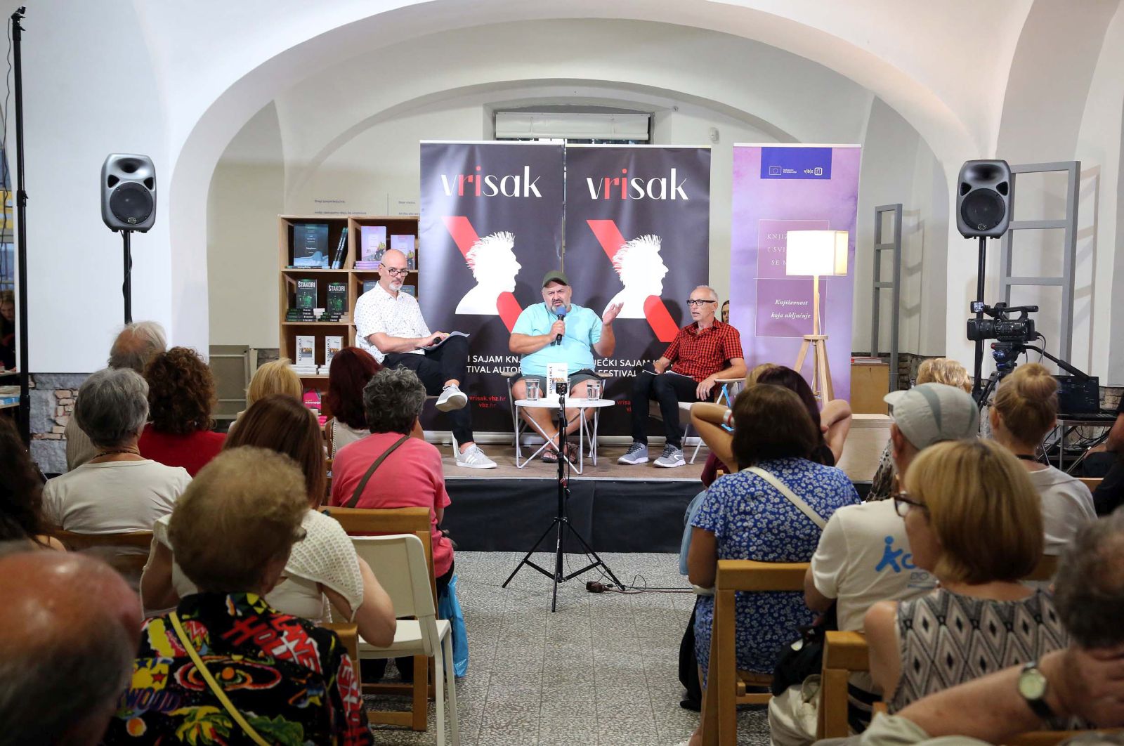 Rijeka, 12.09.2022. - Na 15. salonu knjiga i festivalu autora vRisak, u prostoru Muzeja moderne i suvremene umjetnosti, u Art kompleksu Benčić svoj roman "Kino sloga " predstavio je Ivica Prtenjača. Uz autora roman su predstavili i Vlado Simcich Vava i Zoran Žmirić. 
foto HINA/ Miljenko KLEPAC/ ml