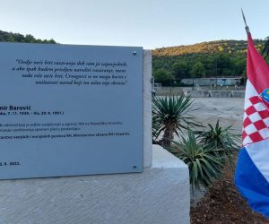 Vis, 12.09.2022. - Šef hrvatske i crnogorske diplomacije Gordan Grlić Radman i Ranko Krivokapić otkrili su u ponedjeljak na Visu spomen ploču crnogorskom admiralu Vladimiru Baroviću koji se oglušio na naredbu bivše JNA da bombardira primorske gradove u Hrvatskoj. 
foto HINA/ MVEP/ ml