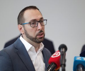 Zagreb, 13.09.2022. - U Osnovnoj školi Ksavera Šandora Gjalskog, gradonačelnik Zagreba Tomislav Tomašević i ravnatelj škole Mario Keča održali su konferenciju za medije na temu završetka radova na cjelovitoj obnovi i dogradnji škole.
Na fotografiji Tomislav Tomašević.
foto HINA/ Edvard ŠUŠAK/ es