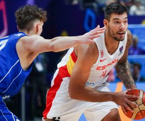 epa10181726 Spain’s Willy Hernangomez (R) in action against Finland's Mikael Jantunen during the FIBA EuroBasket 2022 Quarter Finals match between Spain and Finland at the EuroBasket Arena Berlin, in Berlin, Germany, 13 September 2022.  EPA/CLEMENS BILAN