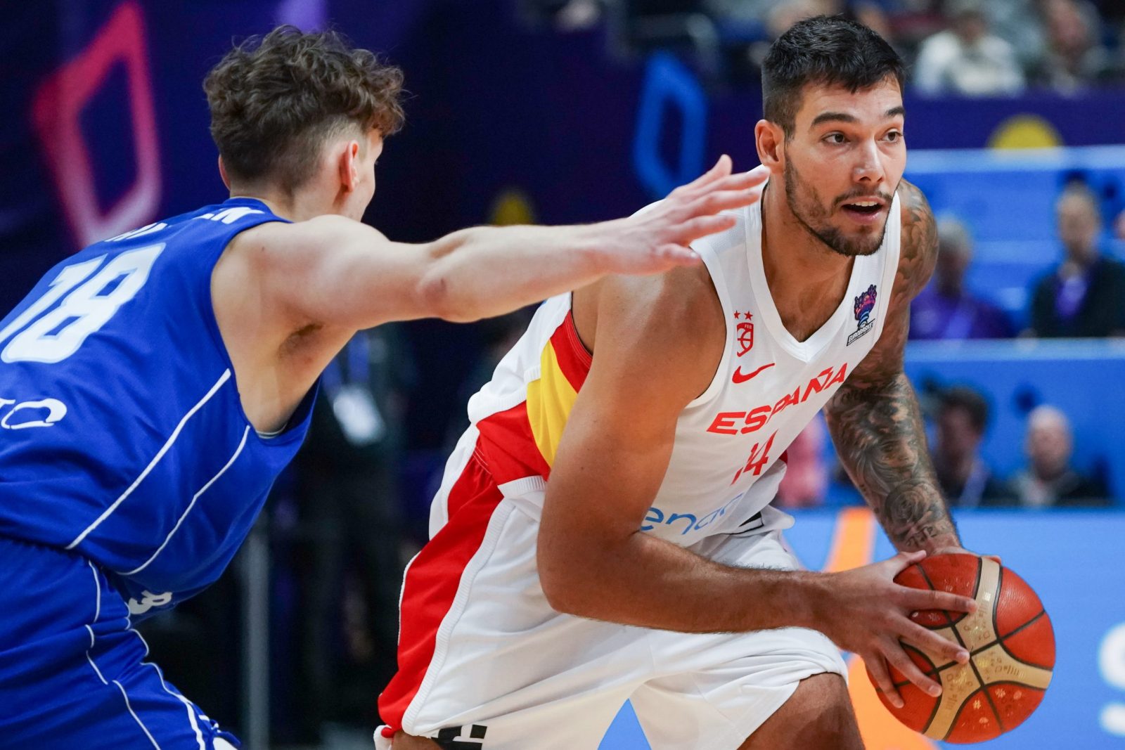 epa10181726 Spain’s Willy Hernangomez (R) in action against Finland's Mikael Jantunen during the FIBA EuroBasket 2022 Quarter Finals match between Spain and Finland at the EuroBasket Arena Berlin, in Berlin, Germany, 13 September 2022.  EPA/CLEMENS BILAN