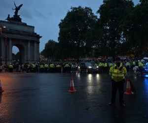 epa10182046 The traffic has been cleared at Wellington Arch as London prepares to welcome the hearse carrying the coffin of Britain's Queen Elizabeth II back to Buckingham Palace in London, Britain, 13 September 2022. The arrival of the coffin of Queen Elizabeth II at Buckingham Palace will be witnessed by the King and Queen Consort, with other members of the Royal Family.  EPA/STUART BROCK