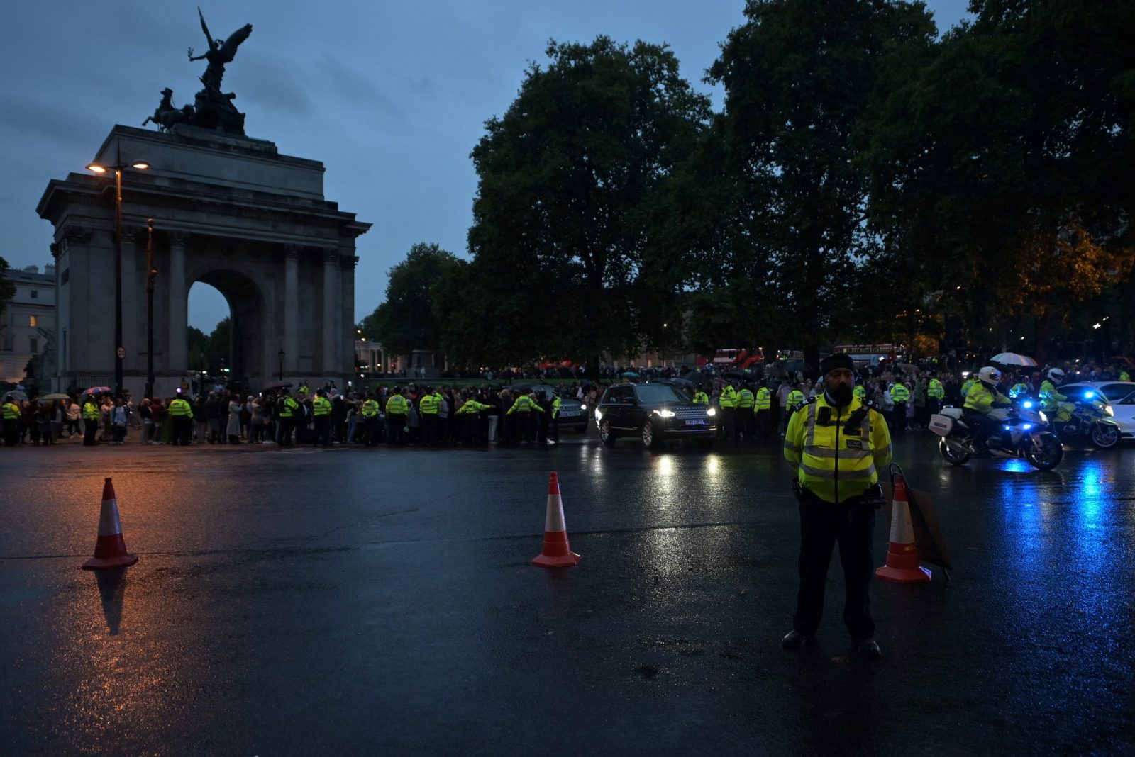epa10182046 The traffic has been cleared at Wellington Arch as London prepares to welcome the hearse carrying the coffin of Britain's Queen Elizabeth II back to Buckingham Palace in London, Britain, 13 September 2022. The arrival of the coffin of Queen Elizabeth II at Buckingham Palace will be witnessed by the King and Queen Consort, with other members of the Royal Family.  EPA/STUART BROCK