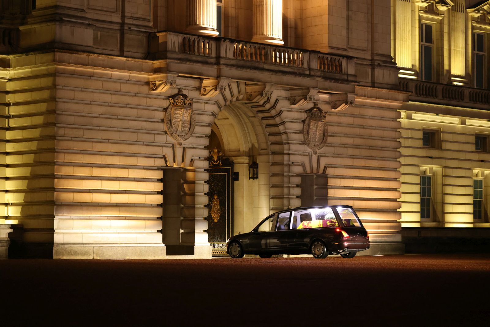 epa10182332 A handout picture provided by the British Ministry of Defence shows the hearse carrying the coffin of Britain's Queen Elizabeth II to Buckingham Palace in London, Britain, 13 September 2022. The late monarch's coffin was transferred from Edinburgh in Scotland to London where it will be lying in state at Westminster Hall.  EPA/CORPORAL REBECCA BROWN/BRITISH MINISTRY OF DEFENCE/HANDOUT MANDATORY CREDIT: MOD/CROWN COPYRIGHT HANDOUT EDITORIAL USE ONLY/NO SALES