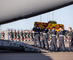 epa10182320 A handout picture provided by the British Ministry of Defence shows Pallbearers from the Royal Air Force Regiment carrying the coffin of Britain's Queen Elizabeth II past the Royal Regiment of Scotland as they displayed a Royal Salute at Edinburgh International Airport, in Edinburgh, Scotland, Britain, 13 September 2022. Queen Elizabeth II's coffin travelled from the heart of Edinburgh at St. Giles Cathedral to Edinburgh International Airport and was carried into an awaiting C17 aircraft and the carried by the RAF down to RAF Northolt where the coffin will continue onwards to the Palace of Westminster.  EPA/A/CPL Ciaran McFalls RAF/BRITISH MINISTRY OF DEFENCE/HANDOUT MANDATORY CREDIT: MOD/CROWN COPYRIGHT HANDOUT EDITORIAL USE ONLY/NO SALES