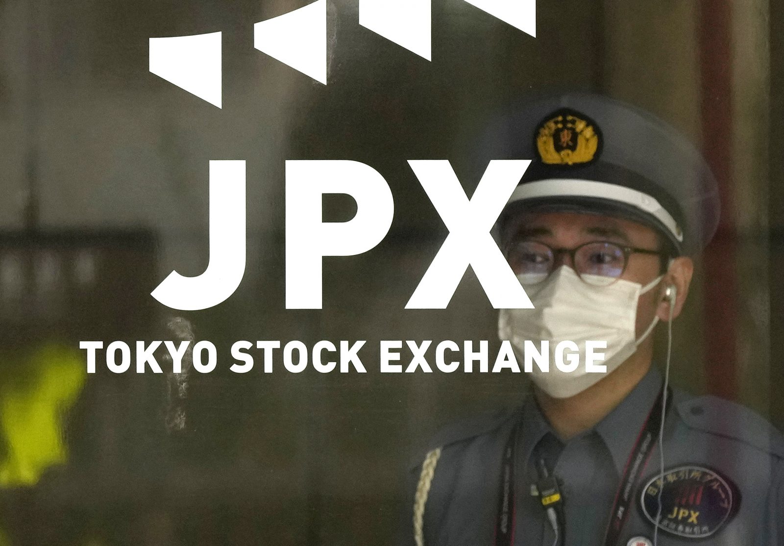 epa10182849 A member of security personnel looks out the door of the Tokyo Stock Exchange, in Tokyo, Japan, 14 September 2022. The Dow Jones Industrial Average in the US plunged over 1,200 points on 13 September. The Tokyo stock benchmark fell more than 800 points in the morning trading session on 14 September.  EPA/KIMIMASA MAYAMA