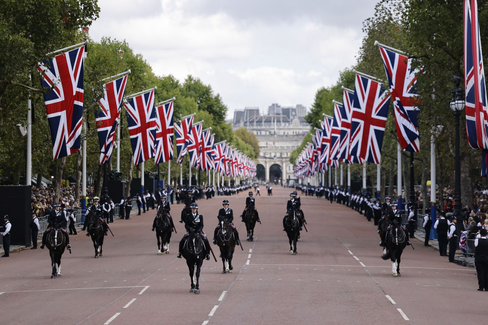 epa10183414 Mounted police officers ride along The Mall ahead of the procession to carry the body of Britain's late Queen Elizabeth II from Buckingham Palace to Westminster Hall, in London, Britain, 14 September 2022. The late queen will lie in state for four days inside Westminster Hall until the morning of her funeral, to be held on 19 September.  EPA/TOLGA AKMEN