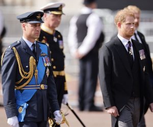 epa10183700 Britain's William, Prince of Wales (L) and Prince Harry, Duke of Sussex (R) follow the coffin containing the body of Queen Elizabeth II as it makes its way from Buckingham Palace to Westminster Hall in London, Britain, 14 September 2022. After a short service, the Queen’s lying in state will begin, lasting for four days and ending on the morning of the state funeral on the 19 September.  EPA/TOLGA AKMEN