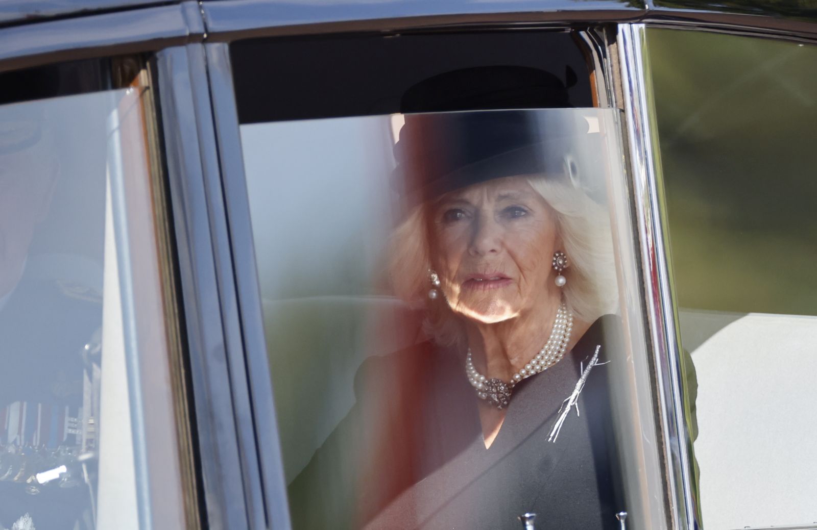 epa10183808 Britain's King Charles III (L) and Camilla, Queen Consort return to Buckingham Palace following the procession of the coffin containing the body of Britain's Queen Elizabeth II to Westminster Hall in London, Britain, 14 September 2022. After a short service, the Queen’s lying in state will begin, lasting for four days and ending on the morning of the state funeral on the 19 September.  EPA/TOLGA AKMEN