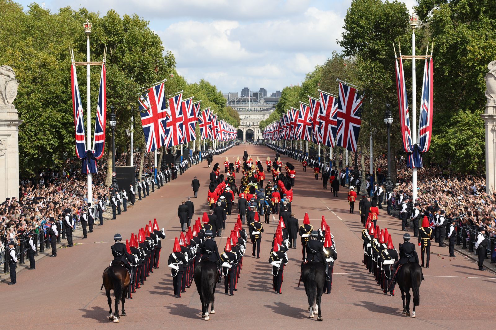 epa10183983 A handout picture provided by by the British Ministry of Defence (MOD) shows the procession of the coffin containing the body of Britain's Queen Elizabeth II on its way from Buckingham Palace to Westminster Hall followed by members of the royal family in London, Britain, 14 September 2022. After a short service the queen’s lying in state will begin, lasting for four days and ending on the morning of the state funeral on the 19 September.  EPA/POPhot Will Haigh/BRITISH MINISTRY OF DEFENCE/HANDOUT MANDATORY CREDIT: MOD/CROWN COPYRIGHT HANDOUT EDITORIAL USE ONLY/NO SALES