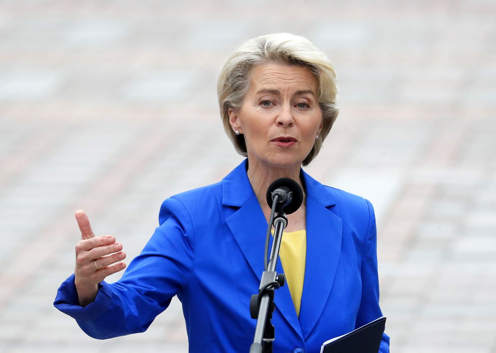 epa10185940 European Commission President Ursula von der Leyen speaks during her meeting with Ukrainian President Volodymyr Zelensky (not pictured) during their meeting in Kyiv, Ukraine, 15 September 2022. Ursula von der Leyen arrived in Kyiv to meet with top Ukrainian officials amid the Russian invasion.  EPA/SERGEY DOLZHENKO