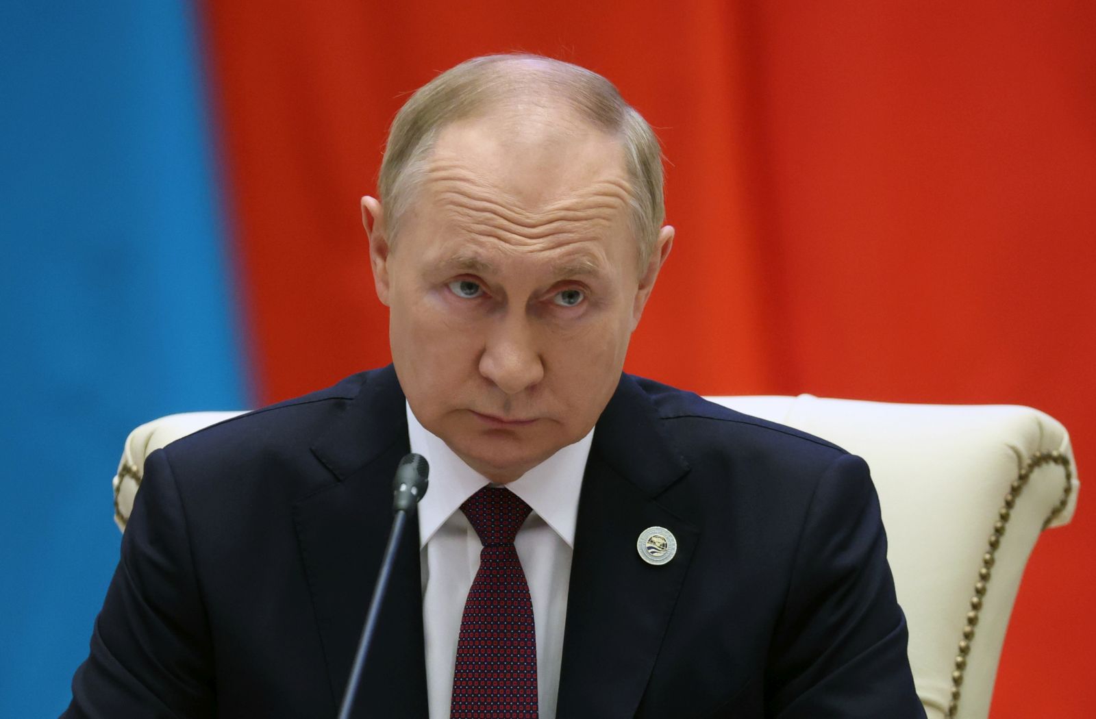 epa10187409 Russian President Vladimir Putin waits before the meeting in narrow format of the 22nd Shanghai Cooperation Organisation Heads of State Council (SCO-HSC) Summit, in Samarkand, Uzbekistan, 16 September 2022. The SCO is an international alliance founded in 2001 in Shanghai and composed of China, India, Kazakhstan, Kyrgyzstan, Russia, Pakistan, Tajikistan, Uzbekistan and four Observer States interested in acceding to full membership - Afghanistan, Belarus, Iran, and Mongolia.  EPA/SERGEI BOBYLEV/SPUTNIK/KREMLIN POOL MANDATORY CREDIT