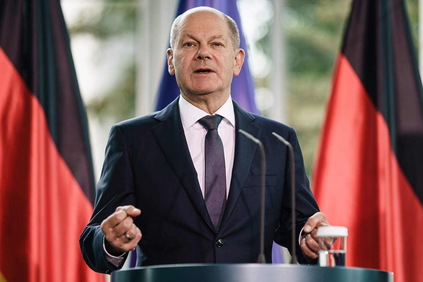 epa10187981 German Chancellor Olaf Scholz gestures during a joint press statement with German Minister for Economy and Climate Habeck and Brandenburg State Premier Woidke at the Chancellery in Berlin, Germany, 16 September 2022. German Chancellor Scholz, Minister for Economy and Climate Habeck and Brandenburg State Premier Woidke informed about a package of measures for the eastern German refinery sites and ports.  EPA/CLEMENS BILAN