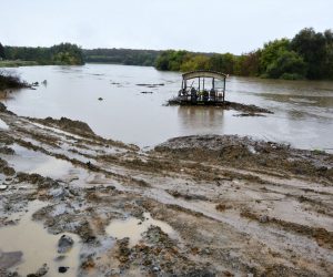 Karlovac, 17.9.2022.- Karlovaèkom se podruèju pribliava vodni val s gornjeg toka rijeke Kupe u Gorskom Kotaru, gdje su ponegdje jo u petak uvedene mjere izvanrednog stanja, a karlovaèki Stoer Civilne zatite poèeo je pripreme za redovite mjere obrane od poplava i pozvao graðane na oprez. Kupa u Karlovcu narasla je u posljednjih 14 sati za dva metra i 84 centimetra. Na slici dio gradilita protupoplavnog nasipa i zida u prigradskom naselju Donjem Mekuju, nizvodno Kupom od Karlovca. 
foto HINA/ Mladen VOLARIÆ/ ua