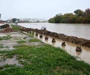 Karlovac, 17.9.2022.- Karlovaèkom se podruèju pribliava vodni val s gornjeg toka rijeke Kupe u Gorskom Kotaru, gdje su ponegdje jo u petak uvedene mjere izvanrednog stanja, a karlovaèki Stoer Civilne zatite poèeo je pripreme za redovite mjere obrane od poplava i pozvao graðane na oprez. Kupa u Karlovcu narasla je u posljednjih 14 sati za dva metra i 84 centimetra. Na slici poplavljeno gradilite protupoplavnog nasipa i zida uz Kupu u karlovaèkom naselju Selce. 
foto HINA/ Mladen VOLARIÆ/ ua
