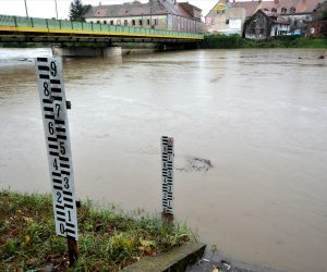 Karlovac, 17.9.2022.- Karlovaèkom se podruèju pribliava vodni val s gornjeg toka rijeke Kupe u Gorskom Kotaru, gdje su ponegdje jo u petak uvedene mjere izvanrednog stanja, a karlovaèki Stoer Civilne zatite poèeo je pripreme za redovite mjere obrane od poplava i pozvao graðane na oprez. Kupa u Karlovcu narasla je u posljednjih 14 sati za dva metra i 84 centimetra. Na slici Kupa u Karlovcu. 
foto HINA/ Mladen VOLARIÆ/ ua