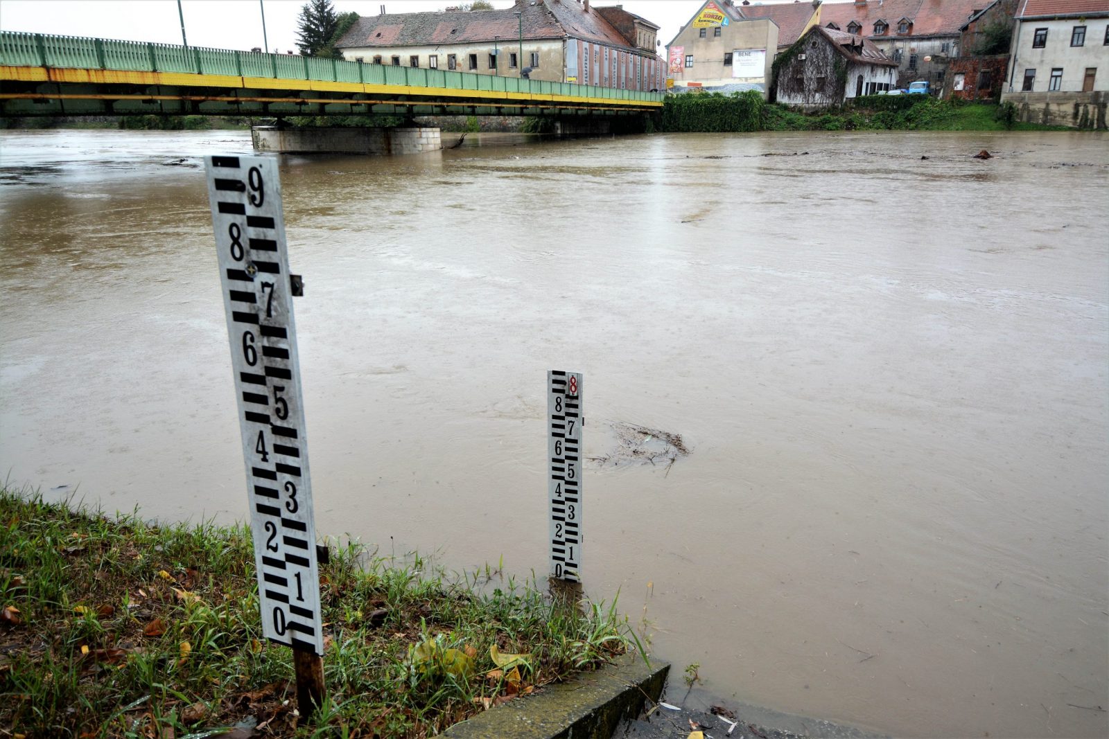 Karlovac, 17.9.2022.- Karlovaèkom se podruèju pribliava vodni val s gornjeg toka rijeke Kupe u Gorskom Kotaru, gdje su ponegdje jo u petak uvedene mjere izvanrednog stanja, a karlovaèki Stoer Civilne zatite poèeo je pripreme za redovite mjere obrane od poplava i pozvao graðane na oprez. Kupa u Karlovcu narasla je u posljednjih 14 sati za dva metra i 84 centimetra. Na slici Kupa u Karlovcu. 
foto HINA/ Mladen VOLARIÆ/ ua