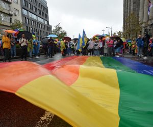 Beograd, 17.9.2022.- Povorka EuroPride, u obranu prava LGBTQ+ zajednice u Srbiji, poèela je uz glazbu i po kii u Beogradu neto iza 17.30 sati, nakon vietjedne neizvjesnosti oko njezina odravanja gotovo do samog kraja. 
foto HINA/ TANJUG/ ZORAN ZESTIC/ ua