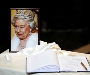 epa10190376 A picture of British Queen Elizabeth II during a national commemoration celebration in memory of the late British Queen Elizabeth II at the Basilica of Saint Nicholas in AMsterdam, the Netherlands, 17 September 2022.  EPA/OLAF KRAAK