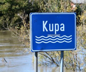 Karlovac, 18.9.2022.- Predstavnici Hrvatskih voda, Civilne zatite i lokalnih vlasti su u nedjelju u karlovaèkom naselju Brodarci, gdje je Kupa poplavila mnoga dvorita i ula u tri kuæe, naglasili vanost zavretka zapoèetog sustava obrane od poplave, za to je potrebna i suradnja vlasnika parcela na obalama. Na slici naselje Brodarci. 
foto HINA/ Mladen VOLARIÆ/ ua