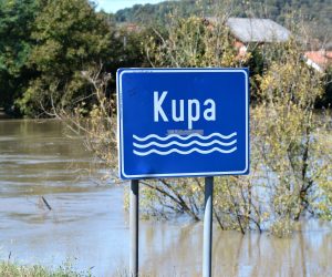 Karlovac, 18.9.2022.- Predstavnici Hrvatskih voda, Civilne zatite i lokalnih vlasti su u nedjelju u karlovaèkom naselju Brodarci, gdje je Kupa poplavila mnoga dvorita i ula u tri kuæe, naglasili vanost zavretka zapoèetog sustava obrane od poplave, za to je potrebna i suradnja vlasnika parcela na obalama. Na slici naselje Brodarci. 
foto HINA/ Mladen VOLARIÆ/ ua