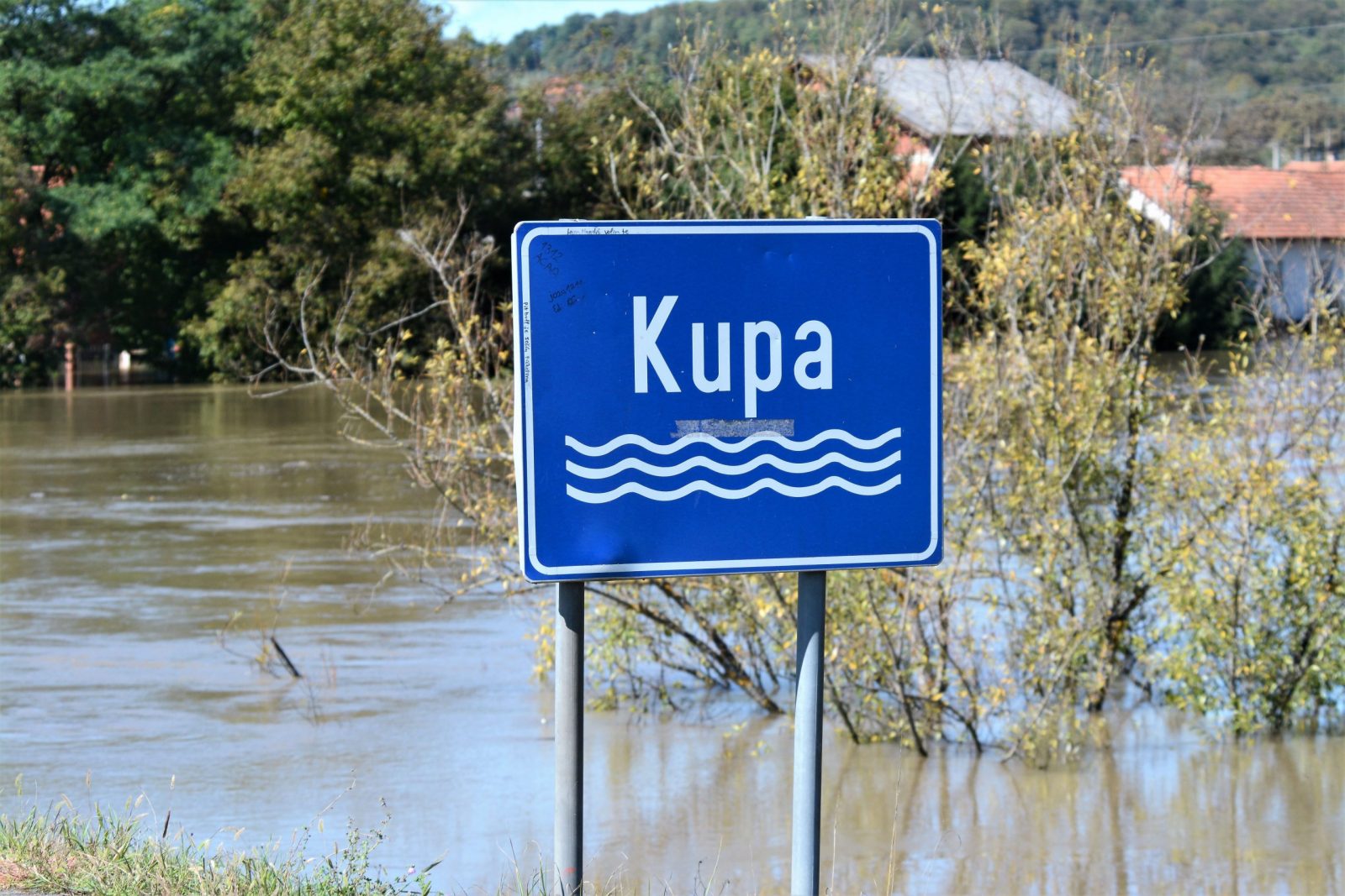 Karlovac, 18.9.2022.- Predstavnici Hrvatskih voda, Civilne zatite i lokalnih vlasti su u nedjelju u karlovaèkom naselju Brodarci, gdje je Kupa poplavila mnoga dvorita i ula u tri kuæe, naglasili vanost zavretka zapoèetog sustava obrane od poplave, za to je potrebna i suradnja vlasnika parcela na obalama. Na slici naselje Brodarci. 
foto HINA/ Mladen VOLARIÆ/ ua