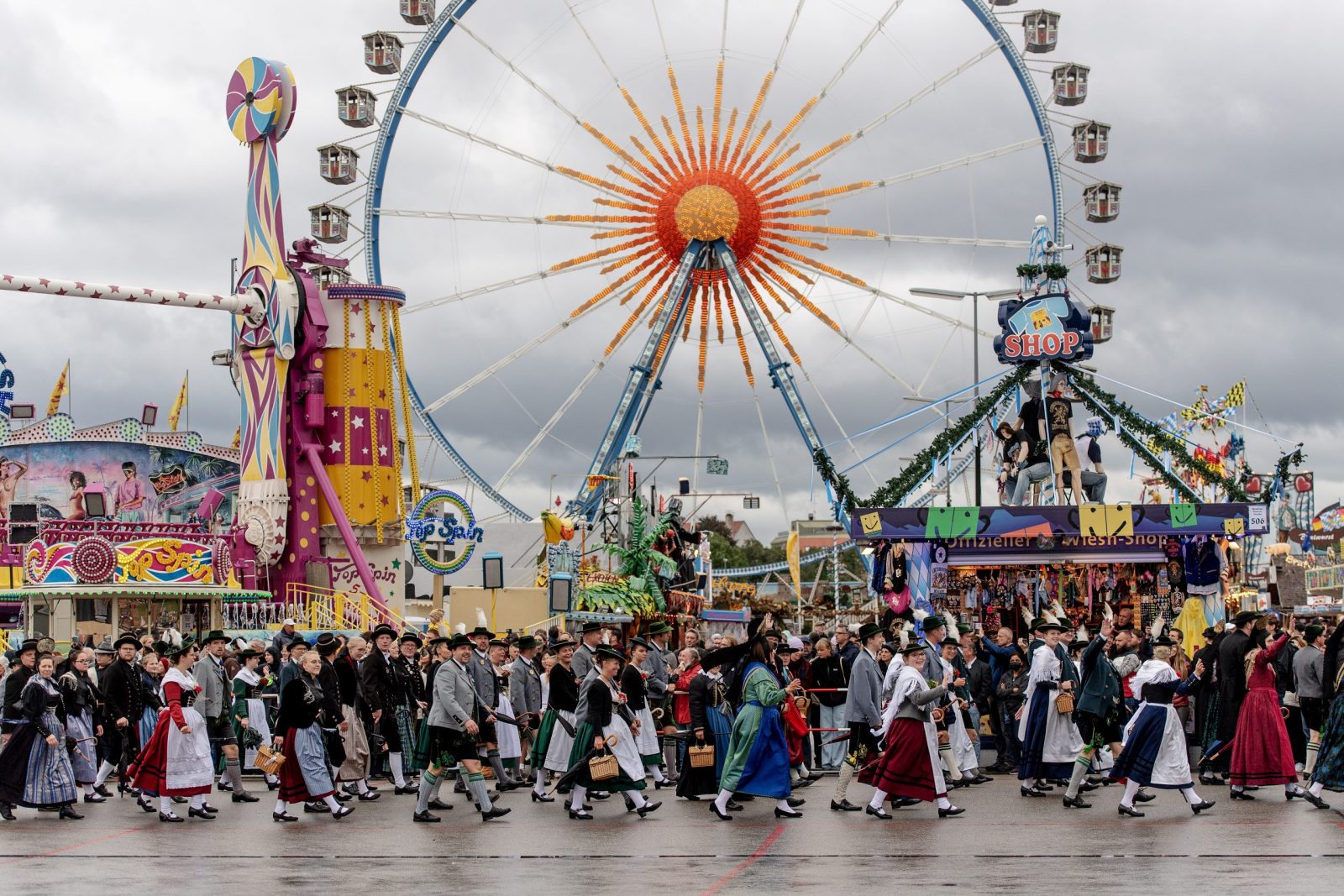 epa10191403 People in traditional clothing participate in the costume parade during the 187th edition of the traditional Oktoberfest beer and amusement festival in the German Bavaria state's capital of Munich, Germany, 18 September 2022. The Oktoberfest 2022 runs from 17 September to 03 October 2022 and several millions of visitors are expected from all over the world. The event resumes after being canceled for two years in a row due to the coronavirus disease (COVID-19) pandemic.  EPA/CHRISTIAN BRUNA