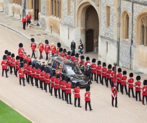 epa10193955 A handout picture provided by the British Ministry of Defence (MoD) showing the coffin of Her Majesty arriving in the State hearse at Windsor Castle following a State Funeral Procession of Queen Elizabeth II in London, in Windsor, Britain, 19 September 2022. Britain's Queen Elizabeth II died at her Scottish estate, Balmoral Castle, on 08 September 2022. The 96-year-old Queen was the longest-reigning monarch in British history.  EPA/Cpl Nicholas Egan RAF/BRITISH MINISTRY OF DEFENCE/HANDOUT MANDATORY CREDIT: MOD/CROWN COPYRIGHT HANDOUT EDITORIAL USE ONLY/NO SALES