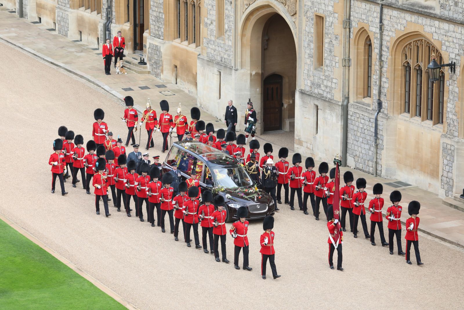 epa10193955 A handout picture provided by the British Ministry of Defence (MoD) showing the coffin of Her Majesty arriving in the State hearse at Windsor Castle following a State Funeral Procession of Queen Elizabeth II in London, in Windsor, Britain, 19 September 2022. Britain's Queen Elizabeth II died at her Scottish estate, Balmoral Castle, on 08 September 2022. The 96-year-old Queen was the longest-reigning monarch in British history.  EPA/Cpl Nicholas Egan RAF/BRITISH MINISTRY OF DEFENCE/HANDOUT MANDATORY CREDIT: MOD/CROWN COPYRIGHT HANDOUT EDITORIAL USE ONLY/NO SALES